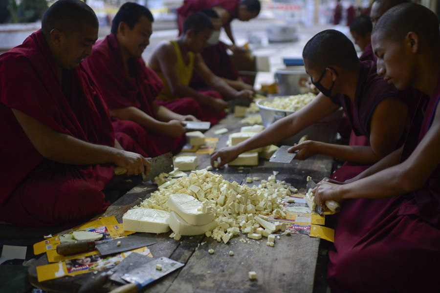 Monks preparing lunch to serve to the over 25,000 people attending the last day of His Holiness the Dalai Lama's teachings at Ganden Jangtse Monastery in Mundgod, Karnataka, India on December 28, 2014. Photo/Tenzin Choejor/OHHDL