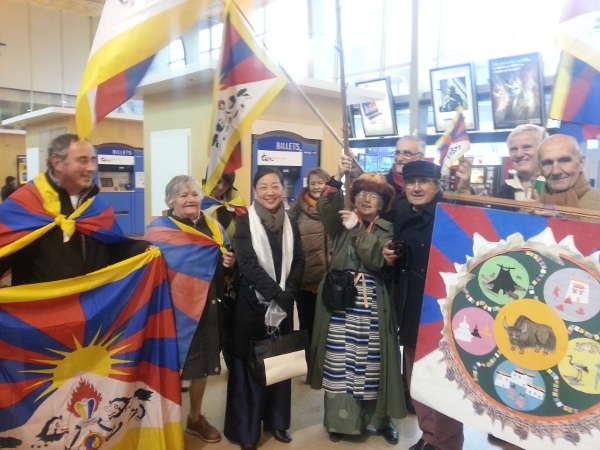 DIIR Kalon Ms. Dicki Chhoyang being warmly received by Tibet supporters at the Grenoble Railway station on 9 December 2014