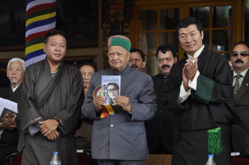 Shri Virbhadra Singh, Chief Minister of Himachal Pradesh launching the book on His Holiness the Dalai Lama at the celebration.