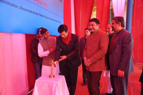 Sikyong Dr. Lobsang Sangay and HP minister Dr. Sudhir Sharma inaugurating the festival on 10 December 2014.