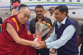 Members of the Indo-Tibetan Mangal Maitri Sangh welcoming His Holiness the Dalai Lama on his arrival at the airport in Nashik, Maharashtra, India on January 3, 2015. Photo/Jeremy Russell/OHHDL