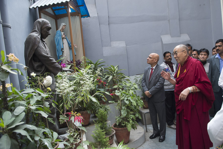 His Holiness the Dalai Lama looking at the statue of Mother Teresa as he enters the grounds of Mother Teresa's House in Kolkata, West Bengal, India on January 12, 2015. Photo/Tenzin Choejor/OHHDL
