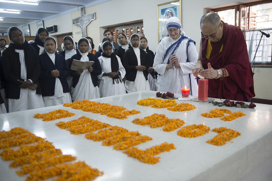 His Holiness the Dalai Lama lighting a candle at the tomb of Mother Teresa during his visit to Mother Teresa's House in Kolkata, West Bengal, India on January 12, 2015. Photo/Tenzin Choejor/OHHDL