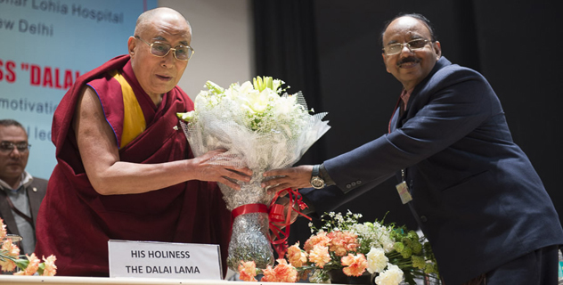 Dr. A.K. Gadpayale welcoming His Holiness the Dalai Lam with flowers at the start of his talk at Dr. Ram Manohar Lohia Hospital in New Delhi, India on January 20, 2015. Photo/Tenzin Choejor/OHHDL