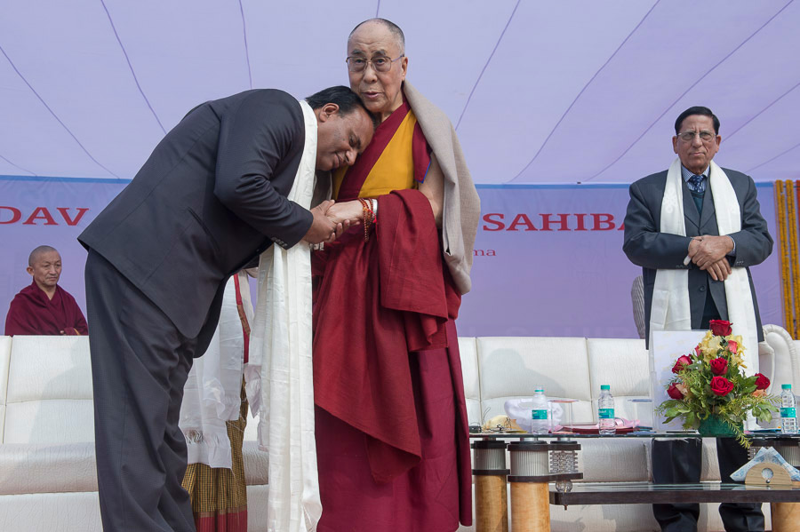 Principal Dr. V. Singh thanking His Holiness the Dalai Lama after his talk at the Dayanand Anglo-Vedic (DAV) School in Ghaziabad, UP, India on January 27, 2015. Photo/Tenzin Choejor/OHHDL