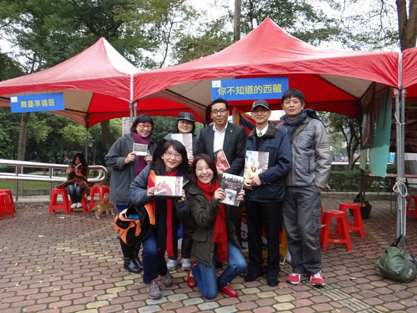 A group of former students promoting Tibet Course at the August 23 Memorial Park, New Taipei City.