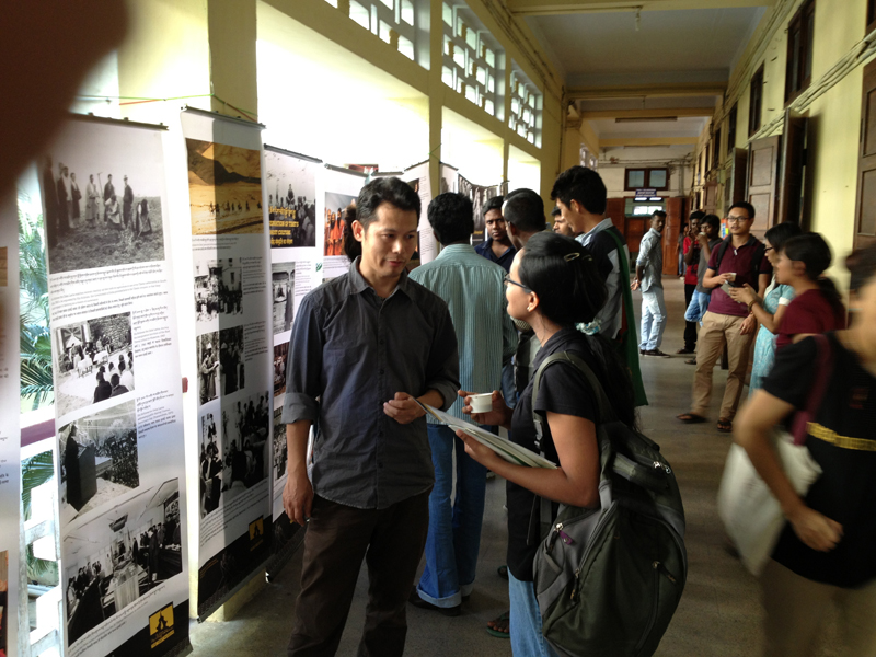 A Tibet Museum staff explaining the Tibet situation to students during the exhibition.