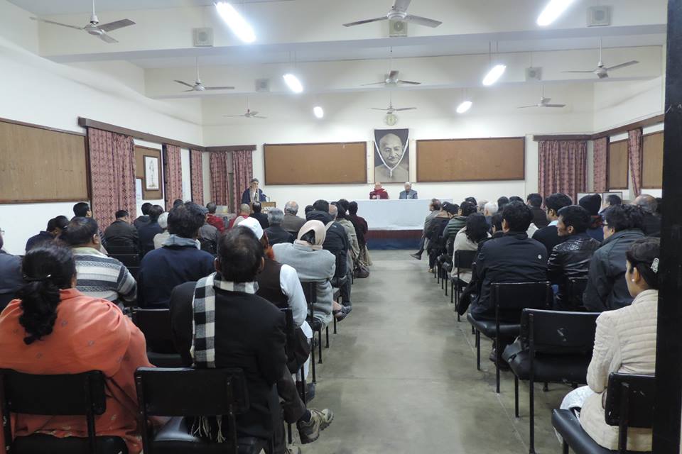 The gathering for Shri. Kul Bhushan Bakshi.