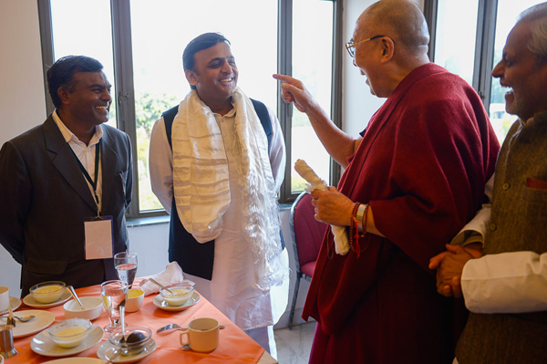 His Holiness the Dalai Lama meeting with Chief Minister of Uttar Pradesh, Mr Akhilesh Yadav, in Sankisa, UP, India on February 1, 2015. Photo/Tenzin Choejor/OHHDL