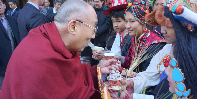 Members of the Tibetan community welcoming His Holiness the Dalai Lama on his arrival at his hotel in Washington DC, USA on February 3, 2015. Photo/Jeremy Russell/OHHDL