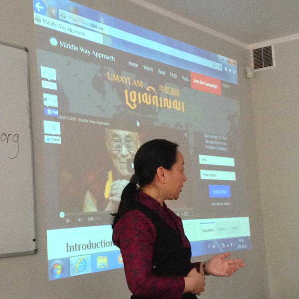 Kalon Dicki Chhoyang speaking to Latvian students