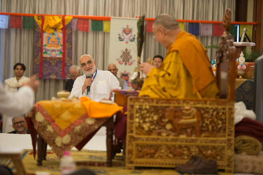 Rajiv Mehrotra, founding Trustee of the Foundation for Universal Responsibility, thanking His Holiness the Dalai Lama and Foundation staff and volunteers at the conclusion of the teachings in New Delhi, India on March 22, 2015. Photo/Tenzin Choejor/OHHDL