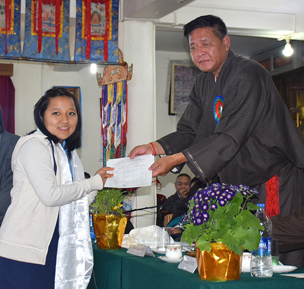 Speaker Penpa Tsering of the Tibetan Parliament presenting an award to a student at the ceremony.