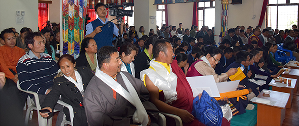 The gathering of students and staff of the institute at the ceremony.