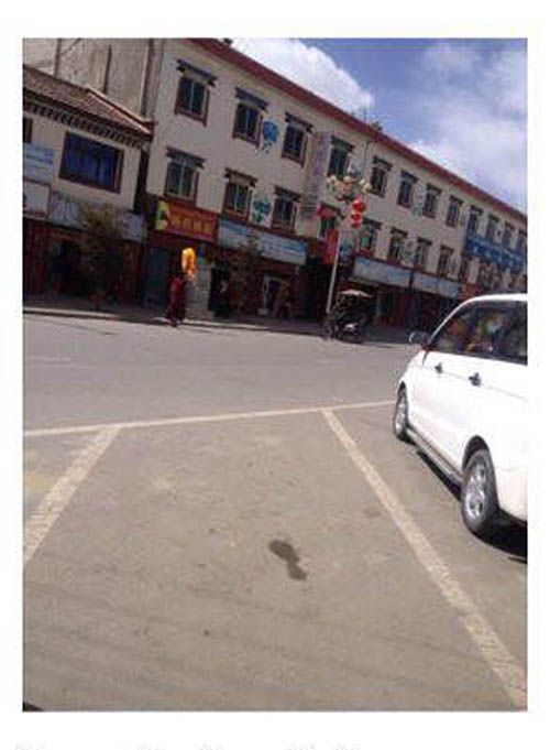 Gedun Phuntsok during his lone protest in Ngaba town.