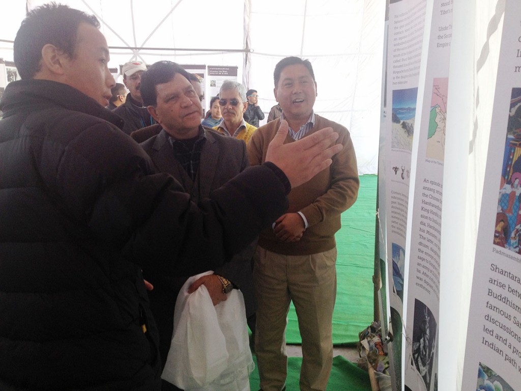 A Tibetan Museum official speaks to Mr P. L. Thakur, the Inspector General of Police, after the latter inaugurated a three-day exhibition on Tibet in Mandi, India, on 2 March 2014/DIIR Photo