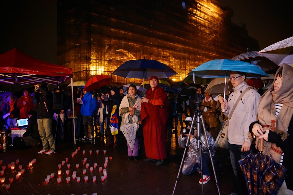 Braving rain and cold, over a 100 Tibetans and Taiwanese supporters gathered yesterday evening at the Liberty Square