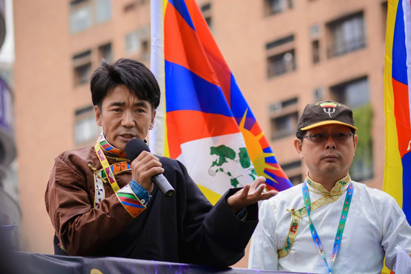 Tashi Tsering, president of the Taiwan Tibetan Welfare Association, addressing the Sunday procession.