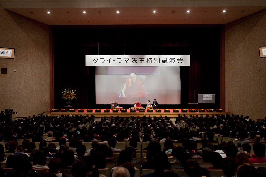 His Holiness the Dalai Lama speaking on 'Learning from Buddhist Wisdom' at Aichi Gakuen University in Nagoya, Japan on April 7, 2015. Photo/Tenzin Jigmey