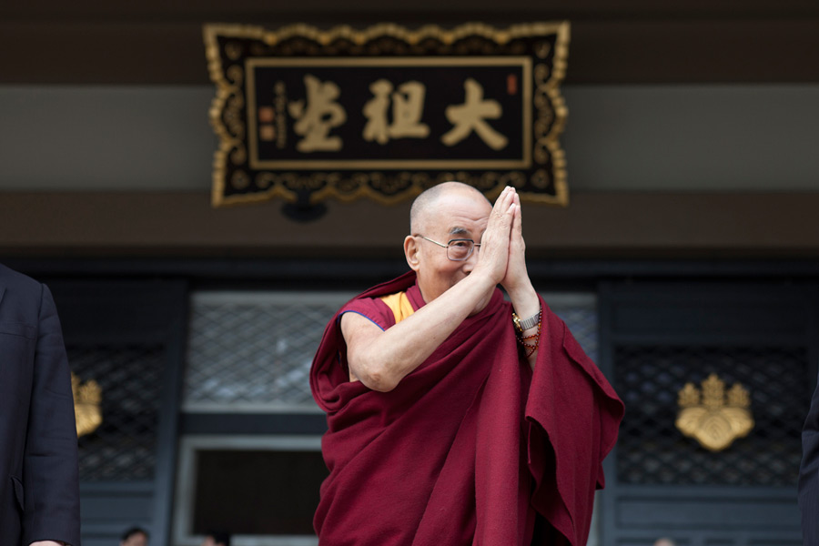 His Holiness the Dalai Lama greeting well-wishers as he departs from Souji Temple in Tokyo, Japan on April 11, 2015. Photo/Tenzin Jigmey