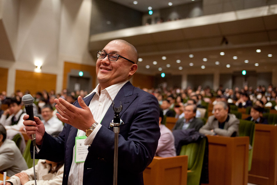A member of the audience asking His Holiness the Dalai Lama a question during his talk at the Japan Doctors Association Hall in Tokyo, Japan on April 4, 2015. Photo/Tenzin Jigmey