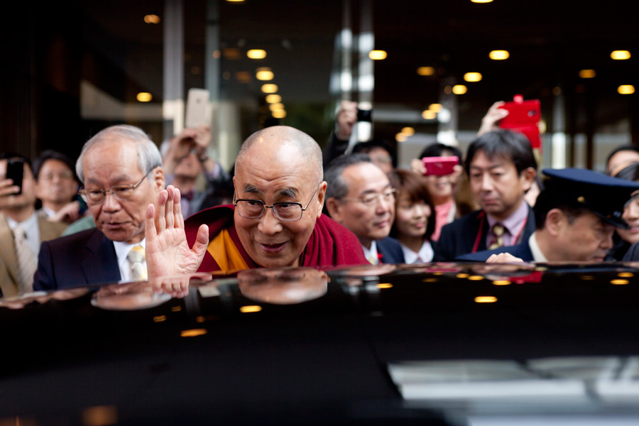His Holiness the Dalai Lama waving to well wishers as he departs from the Japan Doctors Association Hall in Tokyo, Japan on April 4, 2015. Photo/Tenzin Jigmey