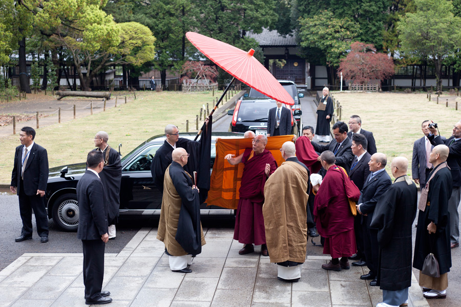 His Holiness the Dalai Lama arriving at Souji Temple in Tokyo, Japan on April 11, 2015. Photo/Tenzin Jigmey