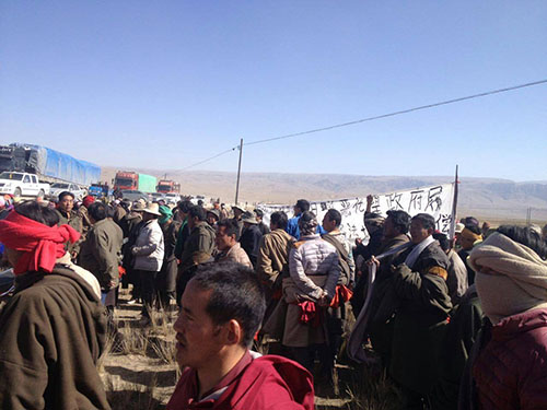 Tibetans protesting the proposed highway project on Tibetan grazing lands in Sangchu County, incorporated into Gansu province.
