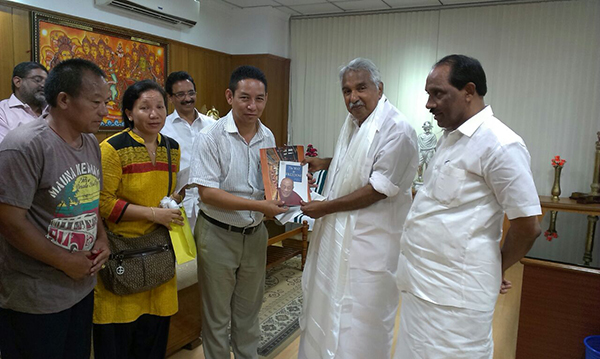 The CHief Respresentative Officer presenting a souvenir to Mr. Oommen Chandy, Chief Minister of Kerala.