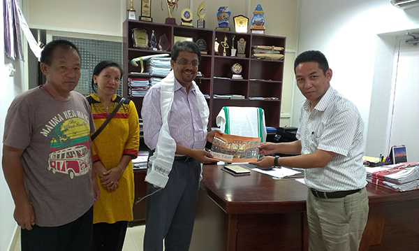 Mr. Karma Singe presenting a souvenir to Mr. Biju Prabhakar.