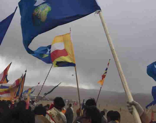 Tibetans display banned images on flags at prayer gathering, Ngaba, Sichuan, March 4, 2015 (RFA)