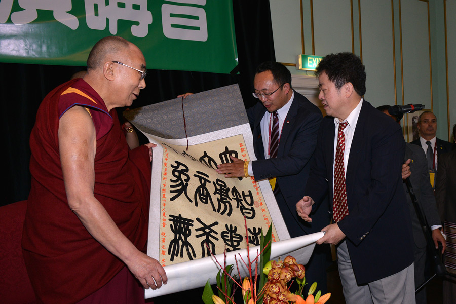 His Holiness is presented with a scroll extolling his wisdom and courage in honor of his 80th birthday during his meeting with Chinese intellectuals in Katoomba, NSW, Australia on June 7, 2015. Photo/Rusty Stewart