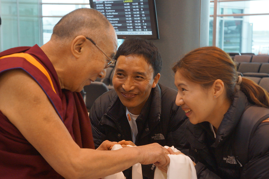 His Holiness the Dalai Lama greeting well-wishers as he heads towards his plane to Brisbane at the Sydney airport in Sydney, Australia on June 10, 2015. Photo/Jeremy Russell/OHHDL