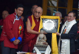 Arunachal Pradesh Chief Minister Shri. Nabam Tuki and MLA Shri Pema Khandu presenting His Holiness the Dalai Lama with a memento and a citation.