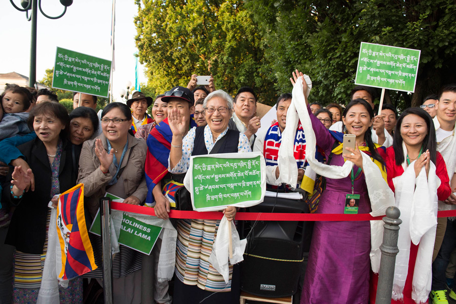 Members of the Tibetan community showing their support for His Holiness the Dalai Lama as he arrives at his hotel in Wiesbaden, Hessen, Germany on July 12, 2015. Photo/Manuel Bauer