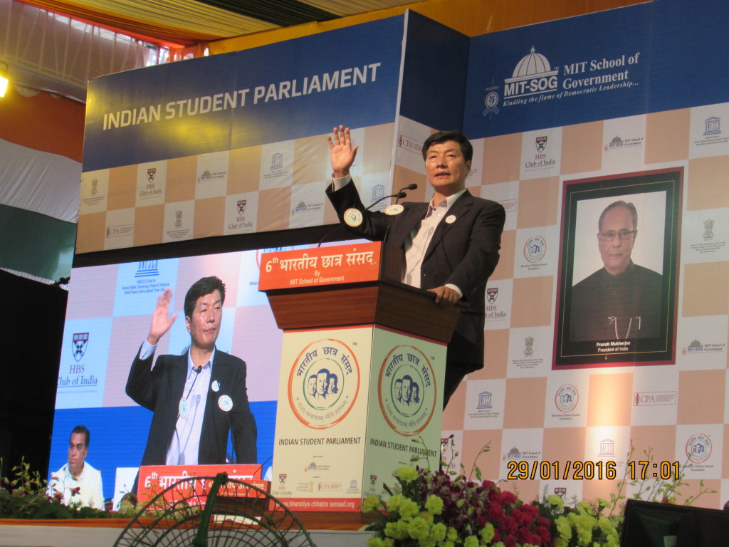 Sikyong Dr Lobsang Sangay speaking to over ten thousand Indian students at Pune during the annual conclave of Indian Student Parliament.