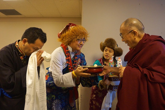 Members of the Tibetan community offering His Holiness the Dalai Lama a traditional welcome on his arrival at the Convention Center in Minneapolis, Minnesota, USA on February 21, 2016. Photo/Jeremy Russell/OHHDL