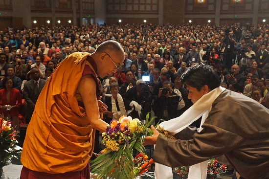 His Holiness the Dalai Lama accepting a gift of flowers at the conclusion of his teaching at the Convention Center in Minneapolis, Minnesota, USA on February 21, 2016. Photo/Jeremy Russell/OHHDL