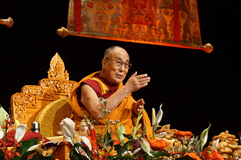 His Holiness the Dalai Lama speaking at the Convention Center in Minneapolis, Minnesota on February 21, 2016. Photo/Jeremy Russell/OHHDL 
