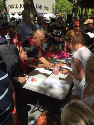 Gen Kunchok teaching festival participants how to create a sand mandala/ img: Anica Niepraschk