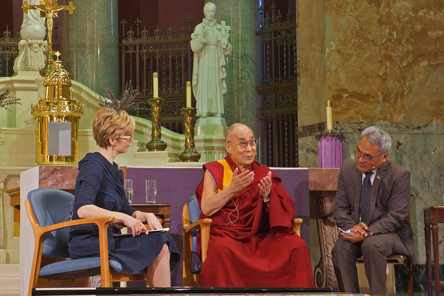 Cathy Wurzer asking His Holiness the Dalai Lama questions from members of the audience during his talk at the chapel of the Mayo Clinic in Rochester, Minnesota, USA on February 29, 2016. Photo/Jeremy Russell/OHHDL