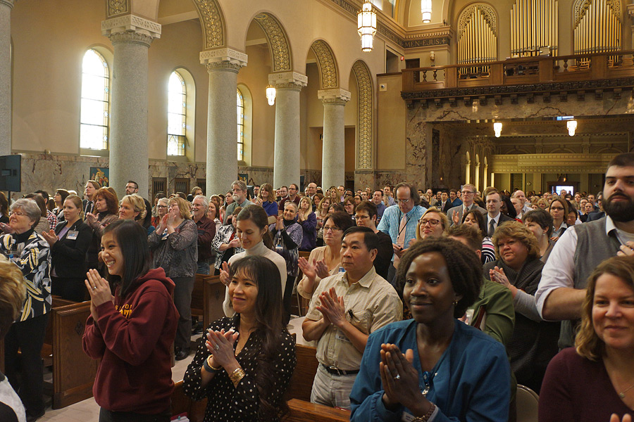 Members of the audience thanking His Holiness the Dalai Lama after his talk at the chapel of the Mayo Clinic in Rochester, Minnesota, USA on February 29, 2016. Photo/Jeremy Russell/OHHDL