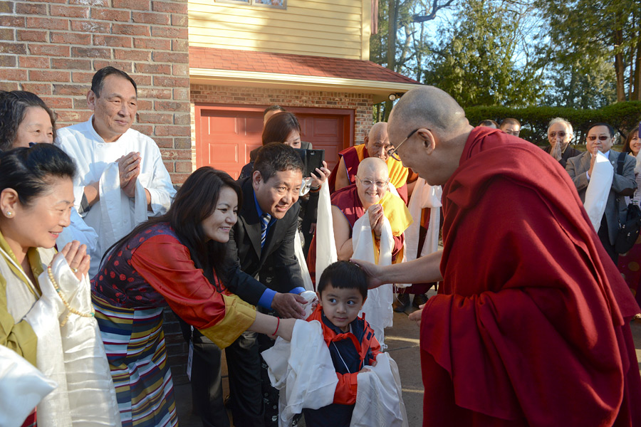 His Holiness the Dalai Lama greeting well-wishers as he prepares to depart from Deer Park Buddhist Center for his programs in Madison, WI, USA on March 9, 2016. Photo/Sherab Lhatsang