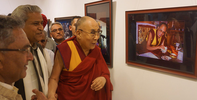 His Holiness the Dalai Lama looking at an exhibition of photos by Vijay Kranti at the All India Fine Arts & Crafts Society in New Delhi, India on April 10, 2016. Photo/Jeremy Russell/OHHDL