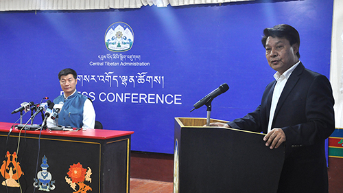 The pres conference in progress.
