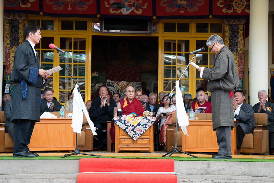 His Holiness the Dalai Lama looks on as CTA Chief Justice Commission Kargyu Dhondup administers the oath of office to Sikyong Dr Lobsang Sangay at the Main Tibetan Temple courtyard in Dharamsala, HP, India on May 27, 2016. Photo/Tenzin Choejor