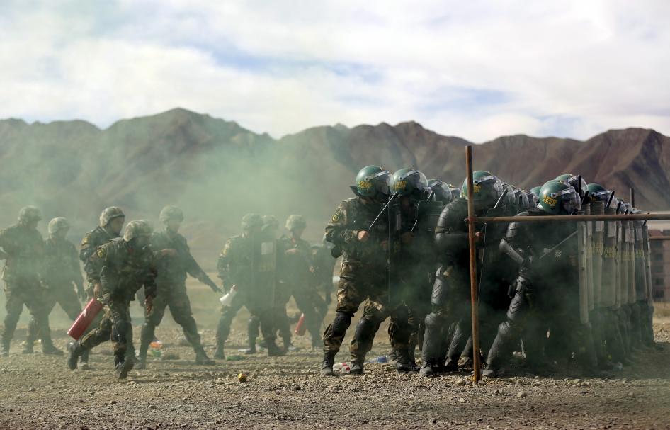 A unit from the Chinese People's Armed Police Force participates in a drill with riot gear at a military base in Shigatse, Tibet Autonomous Region, China on October 24, 2015. © 2015 Reuters