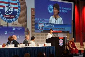 Ann Curry introducing His Holiness the Dalai Lama before his address to the US Conference of Mayors in Indianapolis, IN, USA on June 26, 2016. Photo/Jeremy Russell/OHHDL