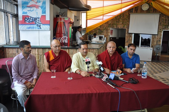 Shri Indresh Kumar (centre) with Speaker Khenpo Sonam Tenphel (right) and Deputy Speaker Acharya Yeshi Phuntsok (left) on 20 August 2016.