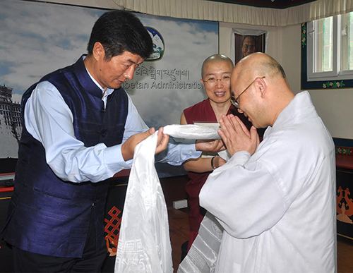 Sikyong offering a ceremonial Tibetan scarf to a representative of Jogye order of Korean Buddhists, 29 August 2016.